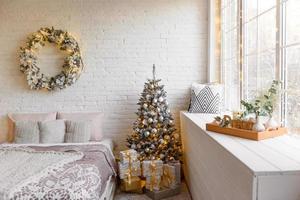 jul och nyår dekorerade inre rum med presenter och nyårsträd