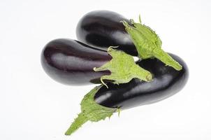 mogen aubergine på vit bakgrund. studiofoto foto