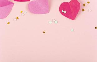 abstrakt bakgrund med pappershjärtan, konfetti för alla hjärtans dag. kärlek och känsla bakgrund för affisch, banner, post, kort studio foto