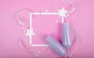 fest semester bakgrund med band, stjärnor, födelsedagsljus, tom ram och konfetti på rosa bakgrund foto