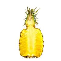 två halvor av söt mogen ananas isolerad på vit bakgrund. studiofoto foto