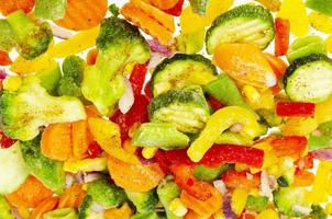 blandning av ljust hackade frysta grönsaker. äta nyttigt. studiofoto foto