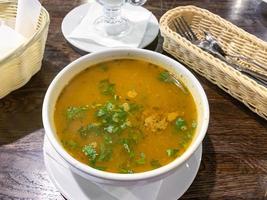 varm kryddig soppa kharcho i vit terrin, georgisk mat foto