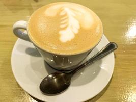 kopp cappuccino med mönster på skummet. foto