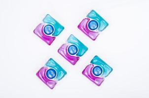 flerfärgade kapslar med gel för att tvätta kläder och disk. studio foto.. foto
