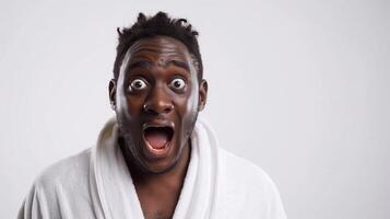 afrikansk amerikan man bär en morgonrock foto