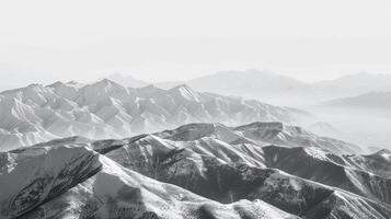 svart och vit landskap berg räckvidd i se foto