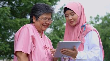 muslim försiktig vårdgivare eller doktorer håll de läsplatta till förklara riktlinjer och behandla sjukdom, fysisk terapi. begrepp av Lycklig pensionering med vård från en vårdgivare och senior hälsa försäkring. foto