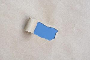 brun trasig papper med blå bakgrund. foto