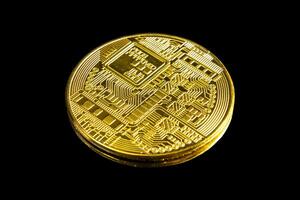 gyllene bitcoin på svart bakgrund. bitcoin kryptovaluta foto