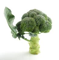 grönsaker, broccoli, korsblommig växter isolerat på vit bakgrund. foto