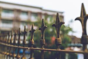 skarpspetsad stål årgång stil Utsmyckad på de staket till förhindra klättrande foto