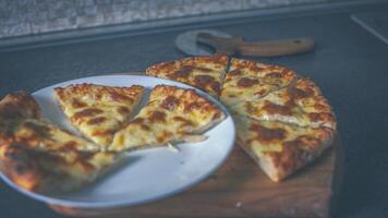 hemlagad pizza med ost. pizza kniv med trä- hantera foto