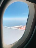 flygplan i luft med blå moln. flygplan fönster. reser foto
