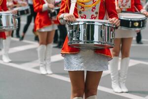 ung flickor handelsresande på de parad. gata prestanda. majorettes i de parad foto