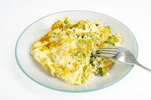 omelett med broccoli, hälsosam mat. studiofoto