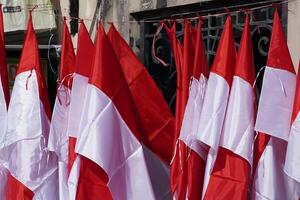 röd och vit Indonesiens flagga foto