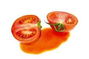 fläck av tomatjuice och färska röda tomater isolerad på vit bakgrund. foto