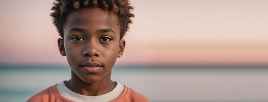 ett afrikansk amerikan ungdomlig pojke isolerat på en korall bakgrund med kopia Plats. foto