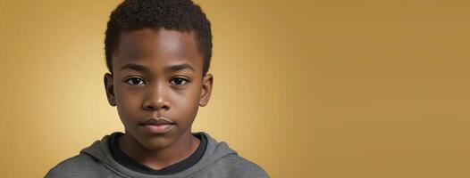 ett afrikansk amerikan ungdomlig pojke isolerat på en gul bakgrund med kopia Plats. foto