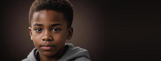 ett afrikansk amerikan unge pojke isolerat på en mörk brun bakgrund med kopia Plats. foto