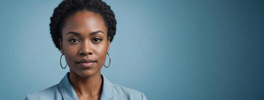 afrikansk amerikan 2030 kvinna isolerat på en ljus blå bakgrund med kopia Plats. foto