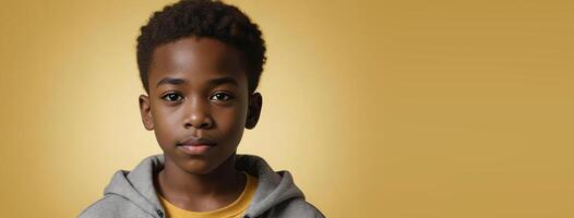 ett afrikansk amerikan juvenil pojke isolerat på en gul bakgrund med kopia Plats. foto