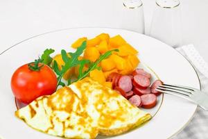 hälsosam och dietmat äggröra med grönsaker foto