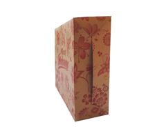 brun förpackning låda med blommig design - låda attrapp isolerat på vit bakgrund foto