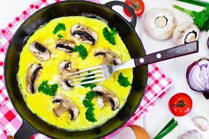 hälsosam och dietmat. äggröra med svamp foto