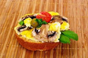 smörgås med svamp, tomat, ost, lök och rädisa