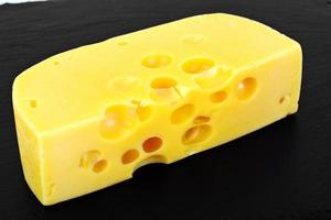schweizisk ost på svart bakgrund foto