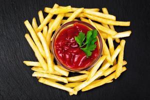 pommes frites med ketchup foto
