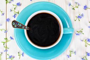 kaffe i en blå retro kopp med blommor foto