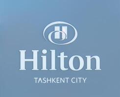 uzbekistan, Tasjkent - september 27, 2023 hilton hotell och resorts logotyp. foto