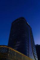 uzbekistan, Tasjkent - september 27, 2023 hilton hotell byggnad i natt belysning på en himmel bakgrund. foto