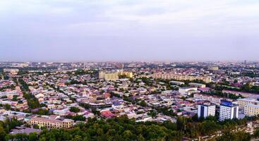 uzbekistan, Tasjkent - september 29, 2023 topp se från de observation däck på de Tasjkent TV torn till de central del av de stad täckt med smog på solnedgång . luft föroreningar. foto