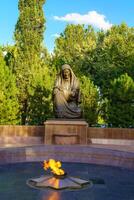 tasjkent, uzbekistan - september 29, 2023 monument till en sörjande mor i minne av de offer av de andra värld krig. foto