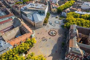 Centrum fyrkant i främre av de teater i subotica foto