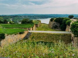 parkera med grön kullar och historisk arkitektur på de Petrovaradin fästning foto