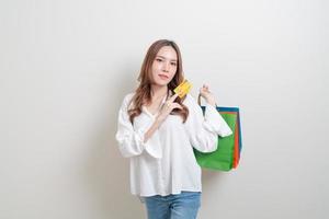 porträtt vacker kvinna med shoppingpåse och kreditkort foto
