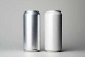 två aluminium soda burkar fodrad upp Nästa till varje Övrig på en platt yta. foto