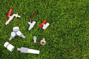 plast, vattenkanna, slang för att vattna trädgården, gräsmatta. foto