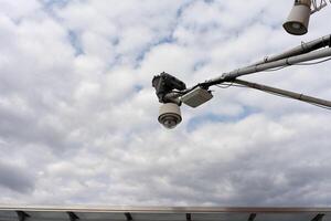 cCTV kamera hängande på de tak. säkerhet cCTV kamera eller övervakning systemet. säkerhet kamera Utrustning och trafik begrepp - säkerhet kamera Utrustning på Pol foto