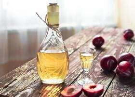 traditionell balkan plommon brandy - slivovica foto