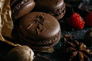 choklad macarons med bär och kryddor foto