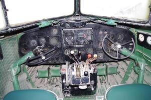 i de cockpit av ett gammal flygplan foto