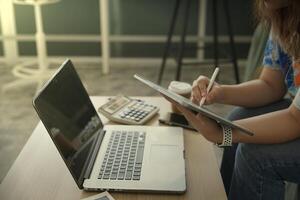 person använder sig av digital läsplatta i kontor foto