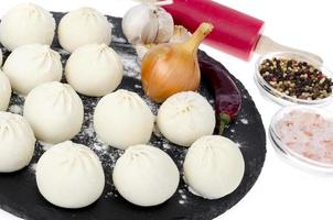 frysta dumplings med fyllning för matlagning. Foto