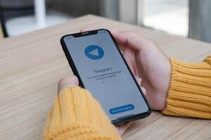 chiang maj, thailand . aug 17 2021 . telegram Ansökan ikon på äpple iphone skärm. telegram är ett uppkopplad social media nätverk. social media app och telegram app ikon. foto